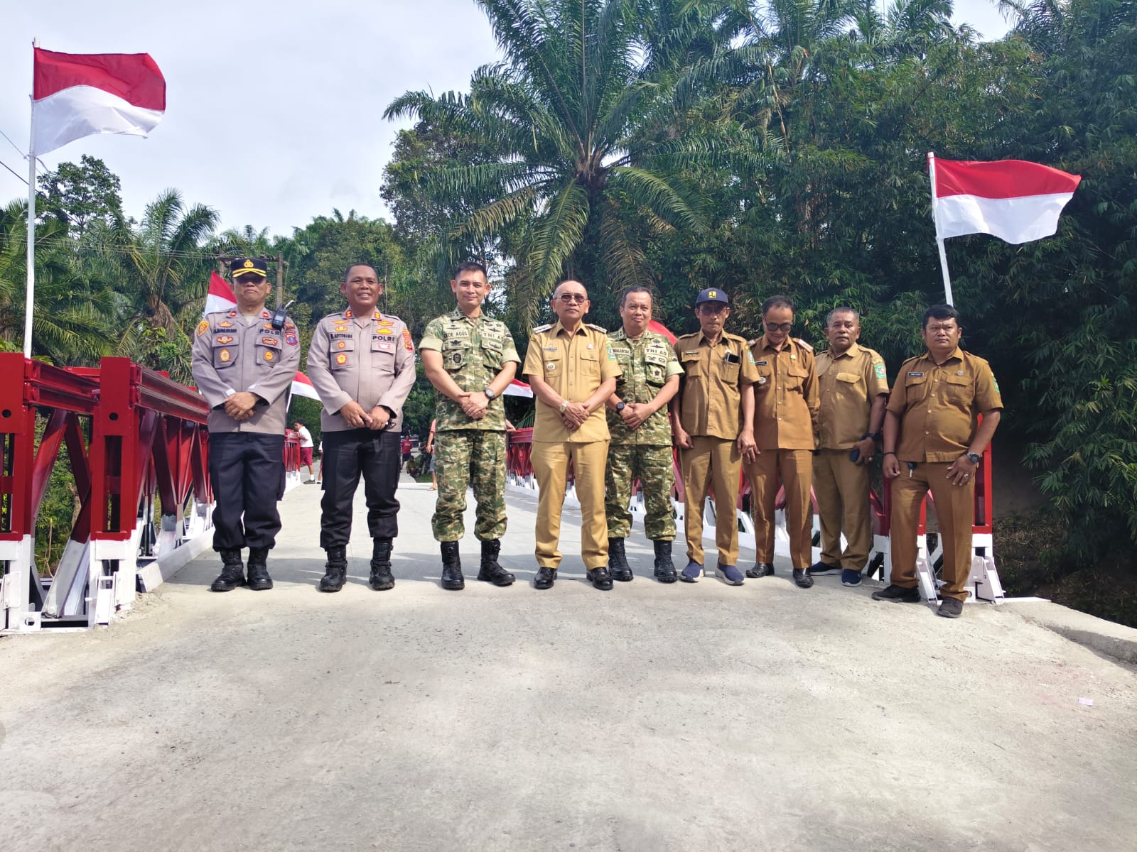 Kapolres Simalungun AKBP Marganda Aritonang menghadiri peluncuran program pembangunan 200 titik Jembatan Garuda yang diresmikan Kasad TNI AD Maruli Simanjuntak berlangsung di Jembatan Baley, Huta Marubun III, Sitampulak, Nagori Marubun Jaya, Kecamatan Tanah Jawa, Kabupaten Simalungun, Senin (9/3) siang.( Ist/Nawasenanews)