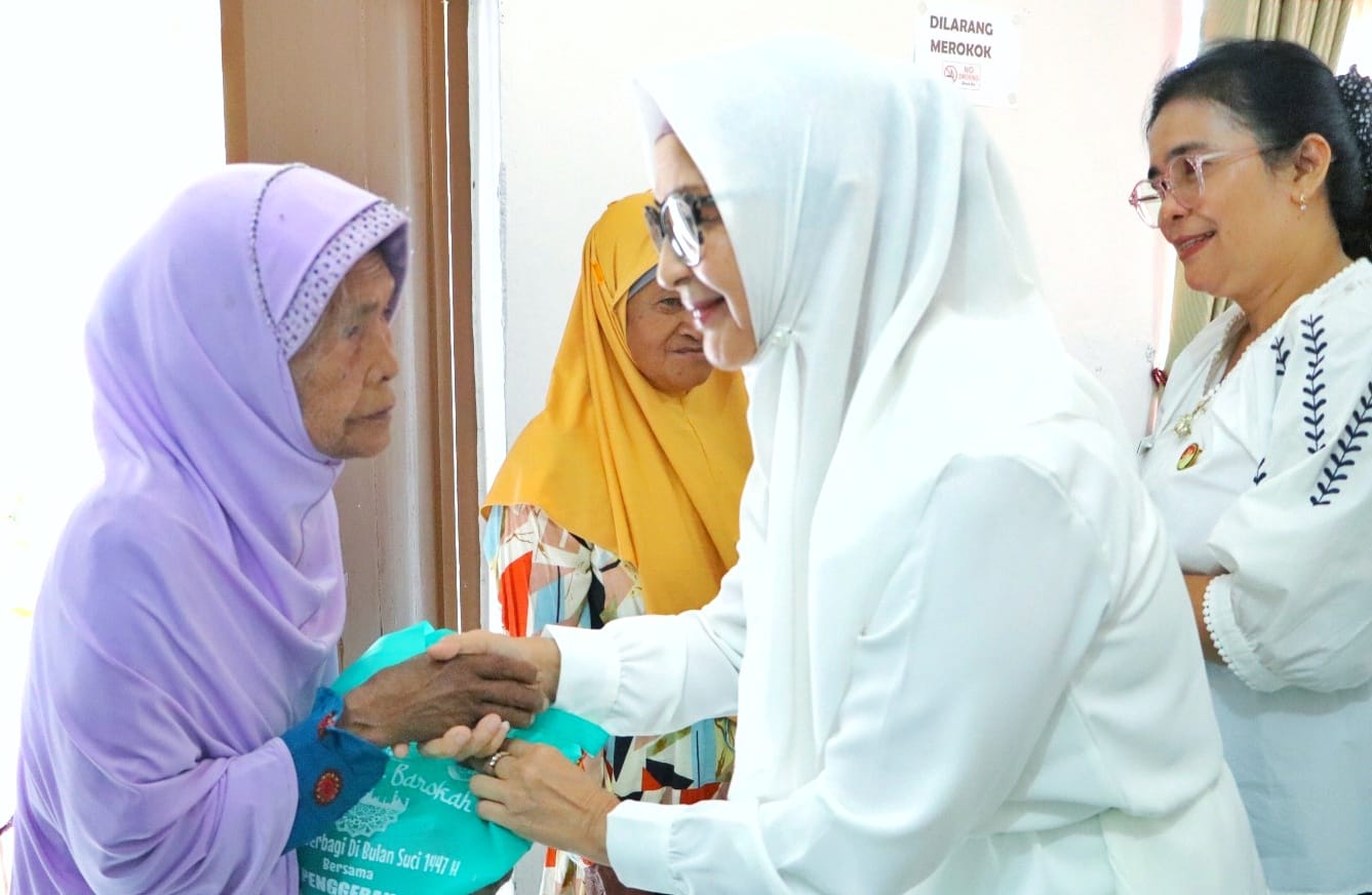 Bulan Ramadhan Penuh Berkah, TP PKK dan DWP Kabupaten Simalungun Berbagi Sembako