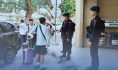 Personel Den Gegana Sat Brimob Polda Sumut Laksanakan Pengamanan di Stasiun KAI Medan dalam Operasi Ketupat Toba 2026