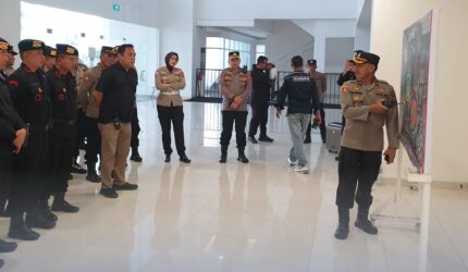 Tim Jibom dan Kimia Biologi Radioaktif (KBR) Detasemen Gegana Satuan Brimob Polda Sumatera Utara melaksanakan kegiatan sterilisasi di Stadion Utama Sumatera Utara. (Nawasena/Ist)