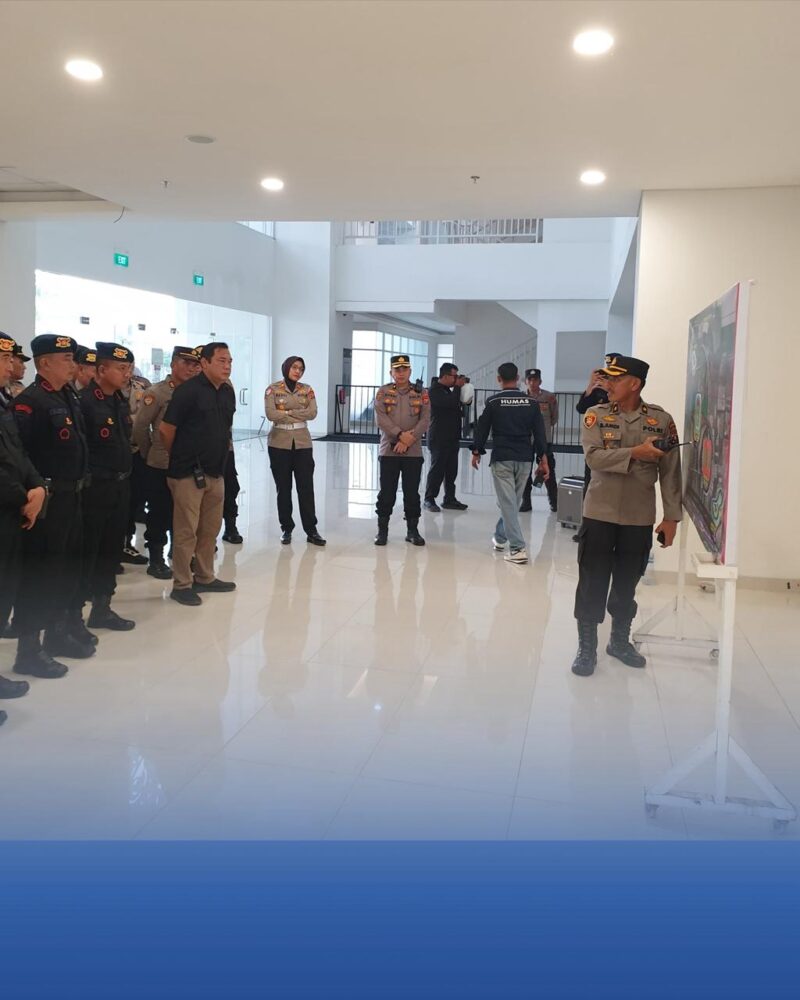 Tim Jibom dan Kimia Biologi Radioaktif (KBR) Detasemen Gegana Satuan Brimob Polda Sumatera Utara melaksanakan kegiatan sterilisasi di Stadion Utama Sumatera Utara. (Nawasena/Ist)