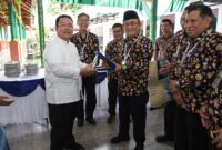 Wali Kota Pematangsiantar Wesly Silalahi saat menerima cenderamata dari RE Nainggolan selaku ketua Majelis Pendidikan Kristen.( Nawasenanews/ Ist)