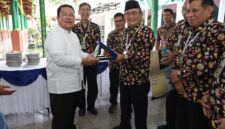 Wali Kota Pematangsiantar Wesly Silalahi saat menerima cinderamata 