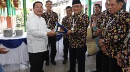 Wali Kota Pematangsiantar Wesly Silalahi saat menerima cenderamata dari RE Nainggolan selaku ketua Majelis Pendidikan Kristen.( Nawasenanews/ Ist)