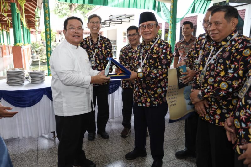 Wali Kota Pematangsiantar Wesly Silalahi saat menerima cenderamata dari RE Nainggolan selaku ketua Majelis Pendidikan Kristen.( Nawasenanews/ Ist)