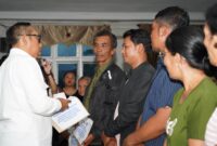 Bupati Tapanuli Utara Dr. Jonius Taripar Parsaoran Hutabarat, S.Si, M.Si menyerahkan secara simbolis Bantuan Isi Hunian dan Bantuan Penguatan Ekonomi dari Kementerian Sosial Republik Indonesia (Kemensos RI). (Beritanusa/Ist)