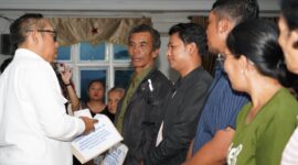 Bupati Tapanuli Utara Dr. Jonius Taripar Parsaoran Hutabarat, S.Si, M.Si menyerahkan secara simbolis Bantuan Isi Hunian dan Bantuan Penguatan Ekonomi dari Kementerian Sosial Republik Indonesia (Kemensos RI). (Beritanusa/Ist)