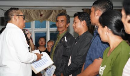 Bupati Tapanuli Utara Dr. Jonius Taripar Parsaoran Hutabarat, S.Si, M.Si menyerahkan secara simbolis Bantuan Isi Hunian dan Bantuan Penguatan Ekonomi dari Kementerian Sosial Republik Indonesia (Kemensos RI). (Beritanusa/Ist)