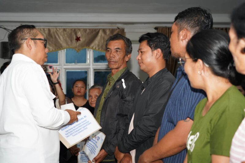 Bupati Tapanuli Utara Dr. Jonius Taripar Parsaoran Hutabarat, S.Si, M.Si menyerahkan secara simbolis Bantuan Isi Hunian dan Bantuan Penguatan Ekonomi dari Kementerian Sosial Republik Indonesia (Kemensos RI). (Beritanusa/Ist)