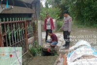 Tersangka HS warga Pinang Ratus, Balata saat menunjukkan tempat ia mencuri meteran air dari salah satu rumah warga.(Nawasenanews/ Ist)