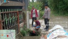 Tersangka HS warga Pinang Ratus, Balata saat menunjukkan tempat ia mencuri meteran air dari salah satu rumah warga.(Nawasenanews/ Ist)