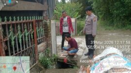 Tersangka HS warga Pinang Ratus, Balata saat menunjukkan tempat ia mencuri meteran air dari salah satu rumah warga.(Nawasenanews/ Ist)