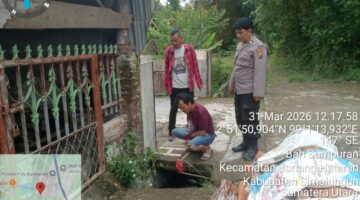 Tersangka HS warga Pinang Ratus, Balata saat menunjukkan tempat ia mencuri meteran air dari salah satu rumah warga.(Nawasenanews/ Ist)