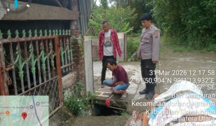 Tersangka HS warga Pinang Ratus, Balata saat menunjukkan tempat ia mencuri meteran air dari salah satu rumah warga.(Nawasenanews/ Ist)