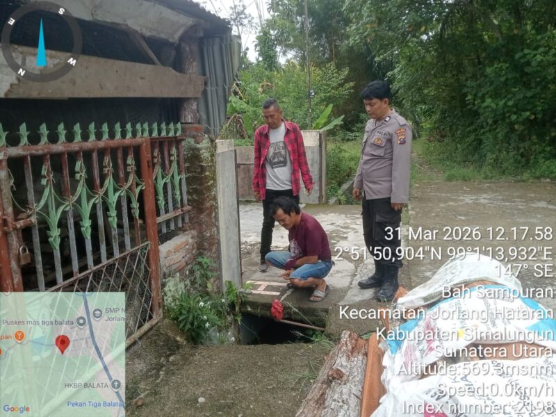 Tersangka HS warga Pinang Ratus, Balata saat menunjukkan tempat ia mencuri meteran air dari salah satu rumah warga.(Nawasenanews/ Ist)