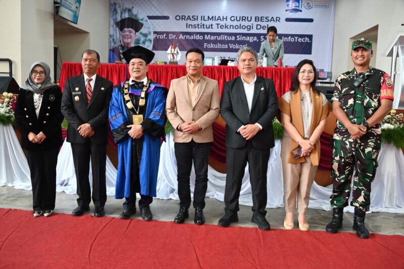 Bupati Humbang Hasundutan (Humbahas) Dr Oloan Paniaran Nababan SH MH saat mengikuti Orasi Ilmiah Guru Besar Institut Teknologi (IT) Del. (Nawasenanews/Ist)