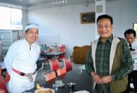 Bupati Humbang Hasundutan, Dr. Oloan Paniaran Nababan, S.H., M.H., saat menerima bantuan sebanyak 10 unit rumah dari Gubernur Jawa Barat, Kang Dedi Mulyadi. (Nawasenanews/Ist)