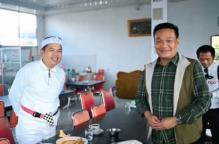 Bupati Humbang Hasundutan, Dr. Oloan Paniaran Nababan, S.H., M.H., saat menerima bantuan sebanyak 10 unit rumah dari Gubernur Jawa Barat, Kang Dedi Mulyadi. (Nawasenanews/Ist)