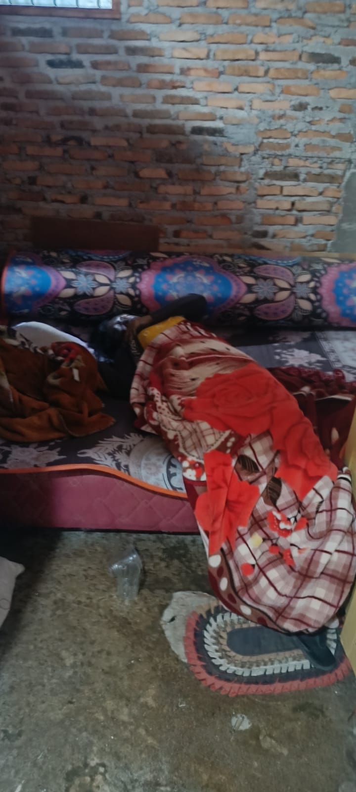Seorang wanita lanjut usia bernama Reslin br Naibaho (60) ditemukan meninggal dunia di rumahnya di Jalan Angga Rajim, Kelurahan Parapat, Kecamatan Girsang Sipangan Bolon, Kabupaten Simalungun, Minggu (5/4/2026) sekira pukul 15.30 WIB.( Nawasenanews/ Ist)

