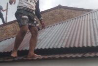 Tersangka Agus Zepa Tarihoran (25), warga Pematangsiantar, saat mencoba melarikan diri dari atas atap seng dan akhirnya ditangkap pada Senin, 06 April 2026, pukul 15.10 WIB di sebuah rumah kosong di Jalan Ksatria Lor 26, Kelurahan Siopat Suhu, Kecamatan Siantar Timur, Kota Pematangsiantar.( Nawasenanews/ Ist)