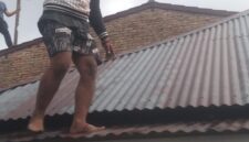 Tersangka Agus Zepa Tarihoran (25), warga Pematangsiantar, saat mencoba melarikan diri dari atas atap seng dan akhirnya ditangkap pada Senin, 06 April 2026, pukul 15.10 WIB di sebuah rumah kosong di Jalan Ksatria Lor 26, Kelurahan Siopat Suhu, Kecamatan Siantar Timur, Kota Pematangsiantar.( Nawasenanews/ Ist)