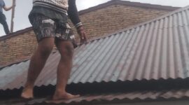 Tersangka Agus Zepa Tarihoran (25), warga Pematangsiantar, saat mencoba melarikan diri dari atas atap seng dan akhirnya ditangkap pada Senin, 06 April 2026, pukul 15.10 WIB di sebuah rumah kosong di Jalan Ksatria Lor 26, Kelurahan Siopat Suhu, Kecamatan Siantar Timur, Kota Pematangsiantar.( Nawasenanews/ Ist)