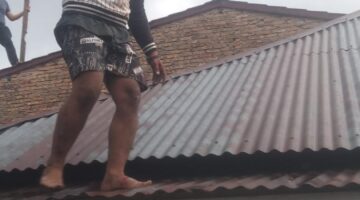 Tersangka Agus Zepa Tarihoran (25), warga Pematangsiantar, saat mencoba melarikan diri dari atas atap seng dan akhirnya ditangkap pada Senin, 06 April 2026, pukul 15.10 WIB di sebuah rumah kosong di Jalan Ksatria Lor 26, Kelurahan Siopat Suhu, Kecamatan Siantar Timur, Kota Pematangsiantar.( Nawasenanews/ Ist)