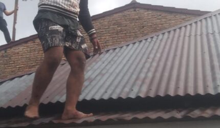 Tersangka Agus Zepa Tarihoran (25), warga Pematangsiantar, saat mencoba melarikan diri dari atas atap seng dan akhirnya ditangkap pada Senin, 06 April 2026, pukul 15.10 WIB di sebuah rumah kosong di Jalan Ksatria Lor 26, Kelurahan Siopat Suhu, Kecamatan Siantar Timur, Kota Pematangsiantar.( Nawasenanews/ Ist)